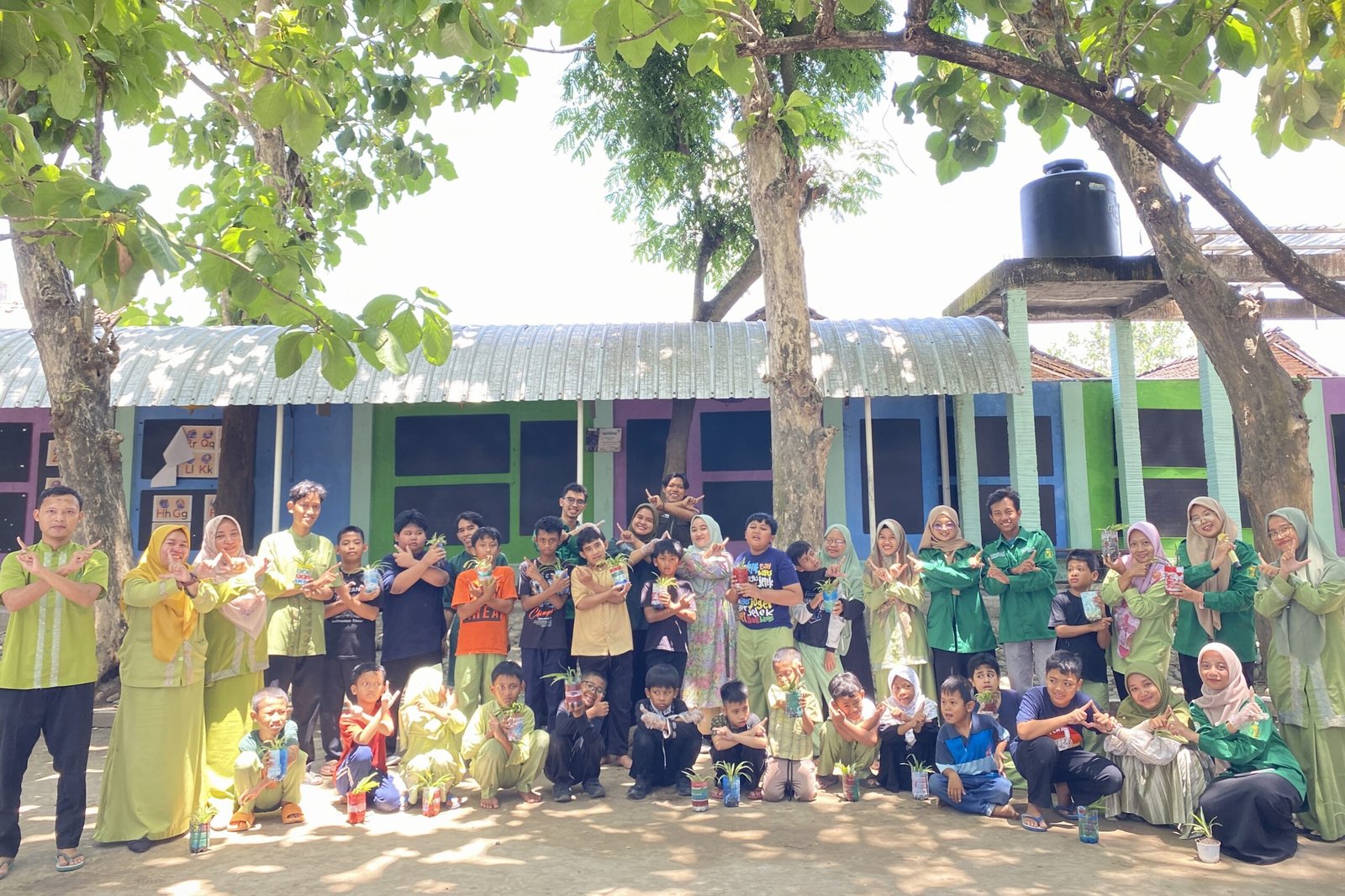 Dari Tangan Kecil untuk Bumi: Desamind Chapter Solo Raya dan Sekolah Alam Aminah Berkolaborasi Mengadakan Kegiatan Edukatif